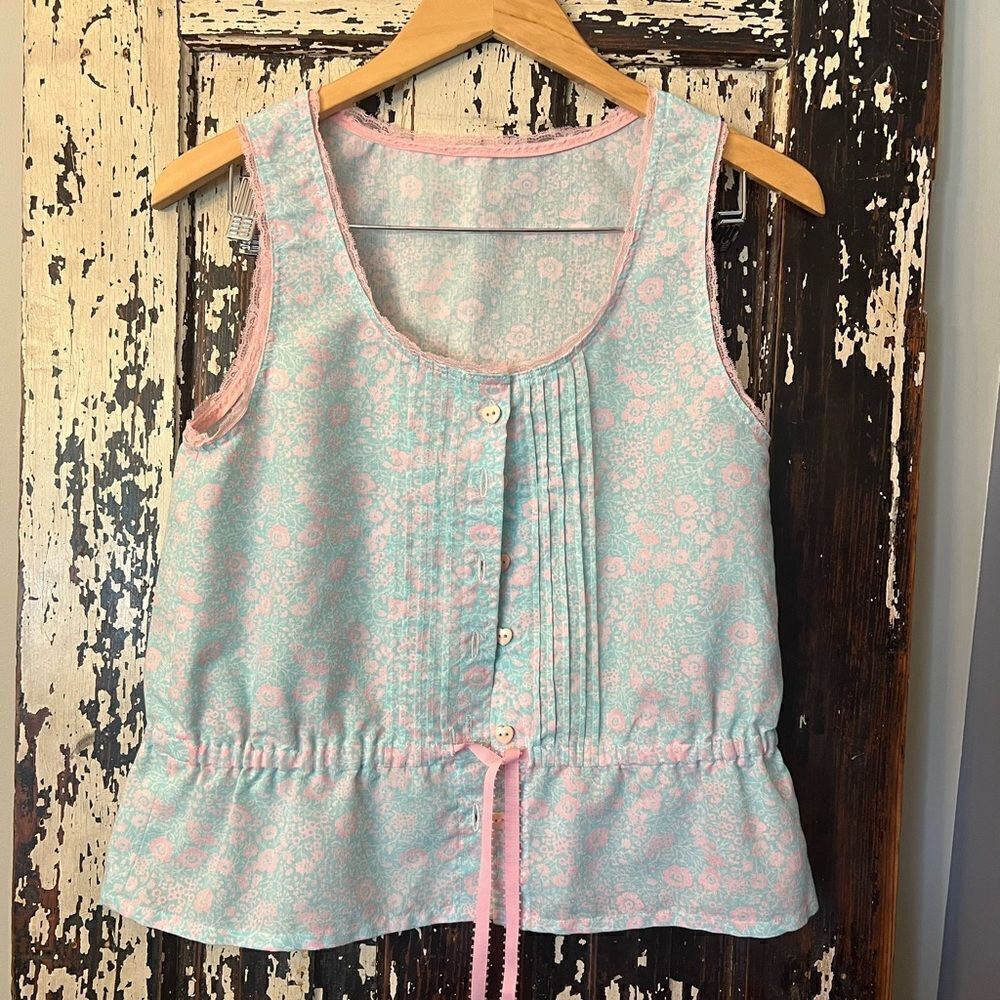 Adorable pink and blue floral heart button ribbon top. Size medium.